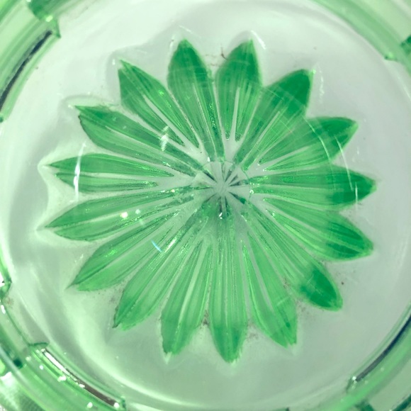 Vintage Green Glass Juicer/Reamer w Handle CLEAN & EXCELLENT COND.!!!! - Picture 4 of 4